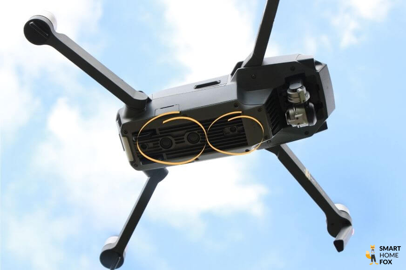 Die unterschiedlichen Schwebesensoren der DJI Mini 2 Mini-Drohne sind eingekreist